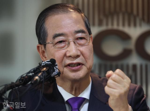 한덕수 전 국무총리가 7일 오후 서울 중구 한국프레스센터에서 열린 서울외신기자클럽 초청 기자간담회를 갖고 있다. 국회사진기자단