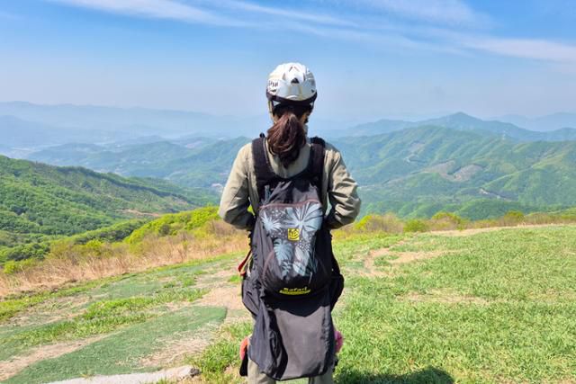 이륙장에서 헬멧과 하네스를 착용하고 낙하산 연결만 남은 모습.