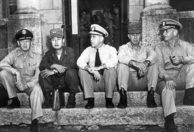 개성 내봉장에서 휴식 중인 유엔군 측 협상대표단. 왼쪽부터 로렌스 크레이기 미 공군 소장, 백선엽 국군 소장, 터너 조이 미 해군 중장(수석대표), 헨리 호즈 미 육군 소장, 알레이 버크 미 해군 소장. 전사편찬연구소 '6.25 전쟁사' 8권