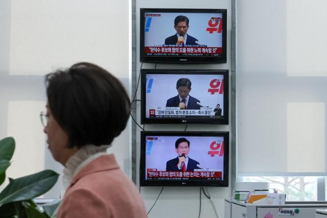 8일 서울 여의도 국회의사당 내 국민의힘 원내대표 비서실에서 김문수 국민의힘 대선 후보의 긴급 기자회견 생중계 TV 화면이 나오고 있다. 김 후보는 당 지도부를 겨냥해 이 시간 이후 강제 후보 단일화라는 미명으로 정당한 대통령 후보 김문수를 끌어내리려는 작업에서 손을 떼라고 말했다. 뉴스1