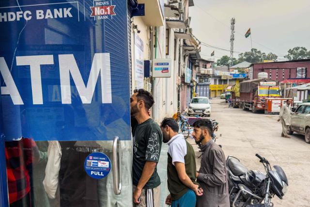 인도령 카슈미르 푼치 지역에서 8일 불안감에 쌓인 시민들이 현금을 인출하기 위해 줄을 서 있다. 푼치=AFP 연합뉴스