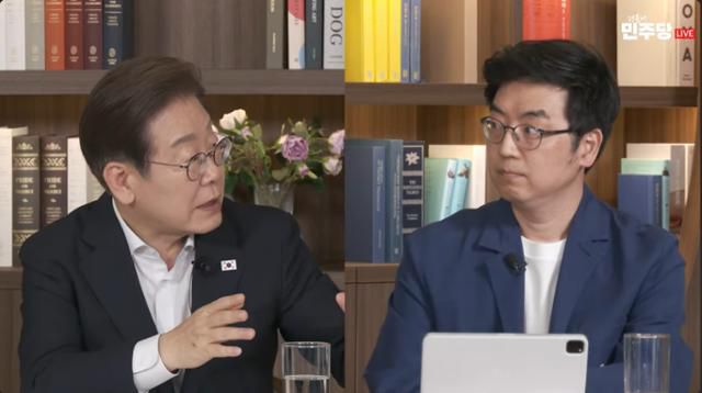 이재명 더불어민주당 대선 후보가 8일 오후 경제 유튜브 연합 토크쇼 '경제 톡톡'에 출연해 유튜버 채상욱씨와 부동산정책 관련 대화를 나누고 있다. 델리민주 캡처