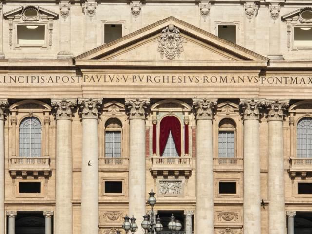 7일 바티칸 성 베드로 대성당 발코니 창문에 자주색 천이 걸려 있다. 새 교황은 이곳에서 대중을 향해 첫 메시지를 낼 예정이다. 자주색은 교황 상징 색이다. 바티칸=신은별 특파원