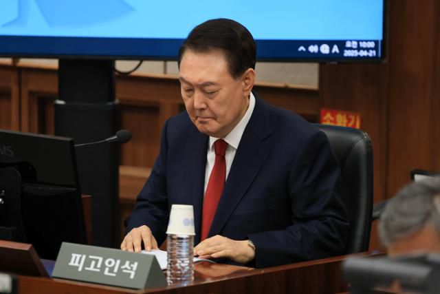 12·3 불법계엄을 선포해 내란 우두머리 혐의로 재판에 넘겨진 윤석열 전 대통령이 4월 21일 서울 서초구 서울중앙지법 417호 법정에 앉아 재판 시작을 기다리고 있다. 뉴시스