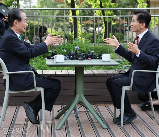 김문수(오른쪽) 국민의힘 대선 후보와 한덕수 전 국무총리가 8일 서울 여의도 국회 경내 커피숍에서 후보 단일화 관련 공개 회동을 하고 있다. 고영권 기자