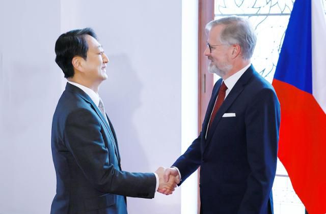 안덕근(왼쪽) 산업통상자원부 장관이 7일 체코 프라하 총리실에서 페트르 피알라 체코 총리를 면담하며 악수를 나누고 있다. 산업통상자원부 제공