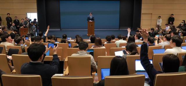 최태원 SK그룹 회장이 7일 서울 중구 SK텔레콤 T타워에서 SK텔레콤의 해킹 사고와 관련해 대국민 사과를 마친 후 취재진의 질문을 받고 있다. 뉴시스