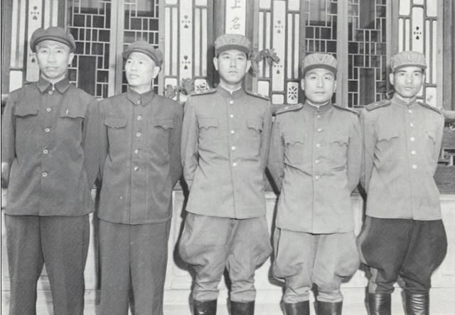 개성 내봉장에서 휴전협상에 참여한 공산군 측 대표단. 왼쪽 부터 셰팡, 덩화, 남일, 이상조, 장평산. 군사편찬연구소 '6.25 전쟁사' 8권