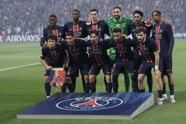 파리 생제르맹(PSG) 선수들이 8일(한국시간) 프랑스 파리의 파르크 데 프랭스에서 열린 아스널과의 2024~25시즌 유럽축구연맹 챔피언스리그 준결승 2차전에 앞서 기념촬영을 하고 있다. 이강인은 이날 교체 명단에 올랐으나 출전하지 않았다. 파리=AP 뉴시스