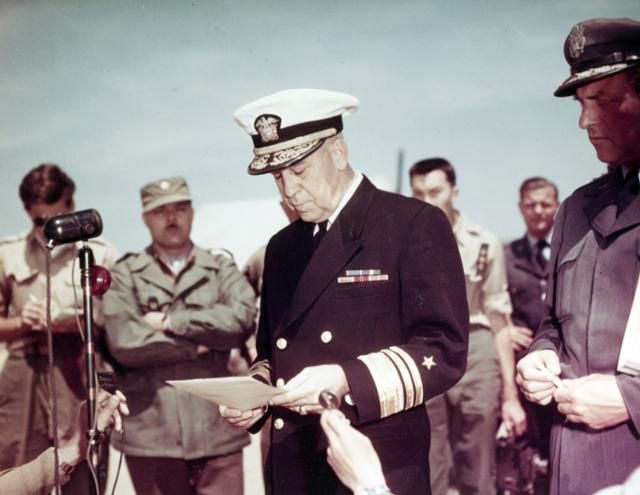 1952년 5월 10일 판문점에서 기자회견을 하고 있는 터너 조이 유엔군 측 협상 수석대표. 미 해군