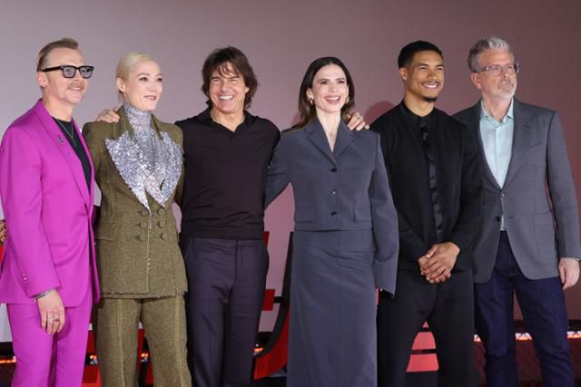 8일 서울 송파구 롯데시네마 월드타워에서 열린 영화 '미션 임파서블: 파이널 레코닝' 기자간담회에서 감독과 배우들이 포즈를 취하고 있다. 왼쪽부터 사이먼 페그, 폼 클레멘티에프, 톰 크루즈, 헤일리 앳웰, 그레그 타잔 데이비스, 크리스토퍼 맥쿼리 감독.