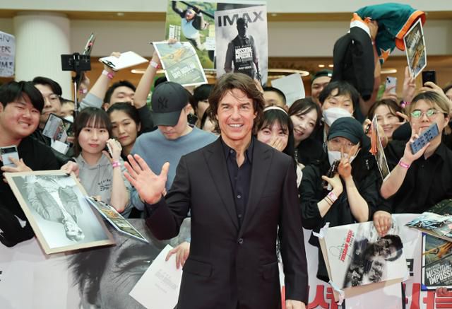할리우드 배우 톰 크루즈가 8일 서울 송파구 롯데월드 아이스링크에서 열린 영화 '미션 임파서블: 파이널 ‘레코닝' 레드카펫 행사에서 포즈를 취하고 있다. 뉴스1