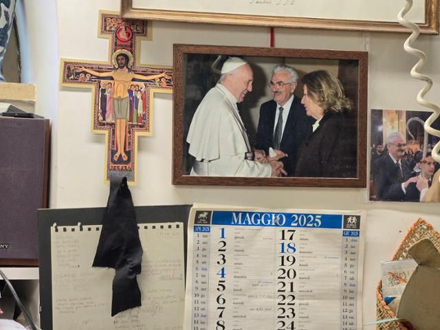 7일 이탈리아 로마에 위치한 재단사 라니에로 만치넬리 작업실에 프란치스코 교황이 살아있을 당시 함께 찍은 사진이 걸려 있다. 만치넬리는 전임 교황 3명의 옷을 만들어왔다. 로마=신은별 특파원