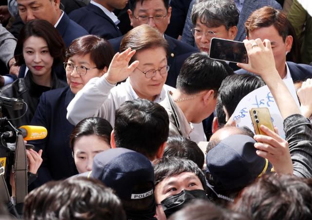 민심을 청취하는 '경청 투어'에 나선 이재명 더불어민주당 대선 후보가 7일 전북 익산시 인북로 대한노인회 익산지회에서 열린 임원 간담회에 참석하며 지지자들에게 인사를 하고 있다. 익산=뉴시스