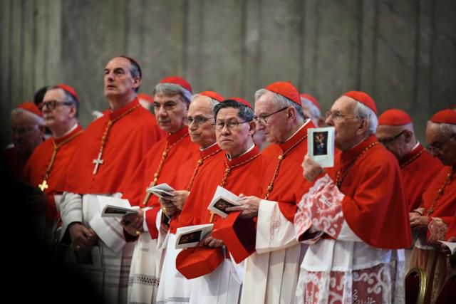 지난달 23일 바티칸 성베드로 대성당에서 추기경들이 프란치스코 교황을 위해 기도하고 있다. 왼쪽 다섯 번째가 필리핀 출신 루이스 안토니오 타글레 추기경. 바티칸=AP 연합뉴스