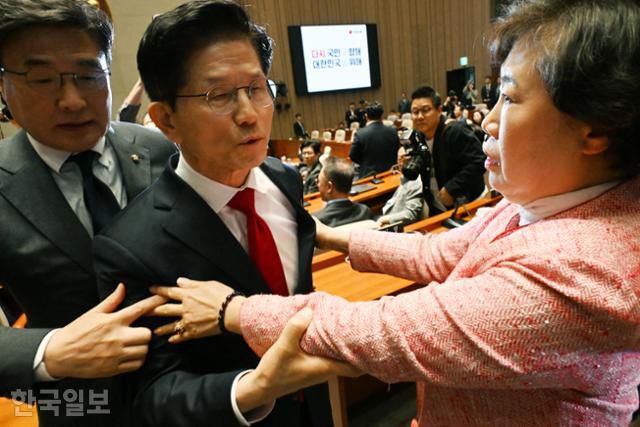 김문수 국민의힘 대선 후보가 9일 국회에서 열린 의원총회에서 입장발표를 마친 뒤 퇴장하려하자 조배숙(오른쪽), 김대식 의원 등이 붙잡고 있다. 고영권 기자