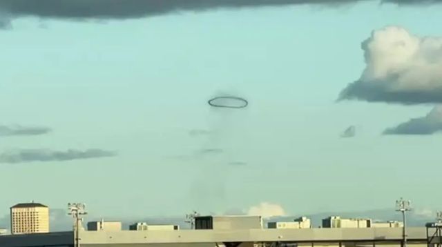 지난 3월 30일 미국 워싱턴주 시애틀 상공에 나타난 검은 고리의 모습이다 폭스13 시애틀 캡처