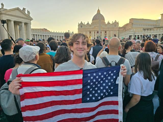 8일 레오 14세 교황 선출 직후 바티칸 성 베드로 대성당을 바라보는 이탈리아 로마 화해의 길에서 만난 미국인 윌리엄 조던은 성조기를 든 채 미국인 교황 탄생이 자랑스럽다고 말했다. 바티칸=신은별 특파원
