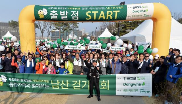 뽀빠이 이상용이 2016년 3월 19일 서울 남산에서 열린 제455회 한국일보 거북이마라톤 '동화 가족과 함께하는 남산 걷기대회'에서 마지막 사회를 보고 있다. 한국일보 자료사진