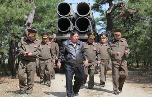 김정은 북한 국무위원장이 8일 진행된 장거리포 및 미사일체계 합동타격훈련을 지도했다고 노동신문이 9일 보도했다. 평양=노동신문 뉴스1