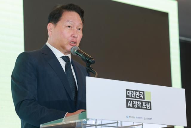 최태원 대한상공회의소 회장이 9일 서울 중구 롯데호텔에서 열린 대한민국 AI 정책 포럼에 참석해 개회사를하고 있다. 연합뉴스