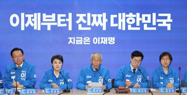 윤여준 더불어민주당 총괄선거대책위원장이 9일 서울 여의도 더불어민주당 중앙당사에서 열린 중앙선거대책위원회의에서 발언하고 있다. 뉴시스