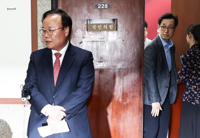 김문수 국민의힘 대통령 후보 대리인인 김재원 비서실장이 9일 서울 여의도 국회에서 열린 한덕수 무소속 대선 예비후보와의 단일화 협상 관련 회동을 마치고 브리핑을 하고 있다. 뉴스1