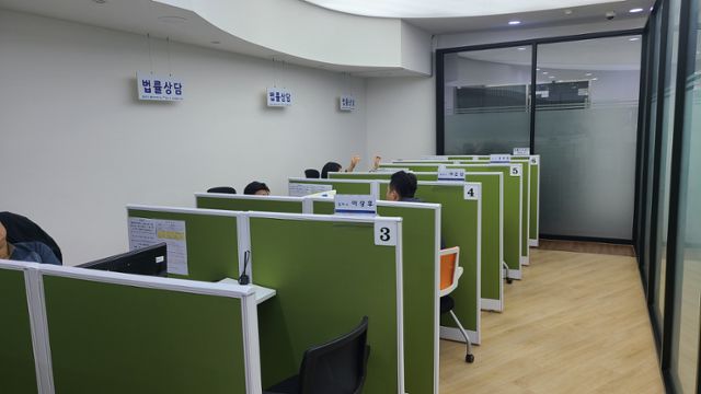 경기도전세피해지원센터 내 부스에서 피해자 상담이 진행되고 있다. 기사와는 직접 관련 없음. 경기주택도시공사 제공