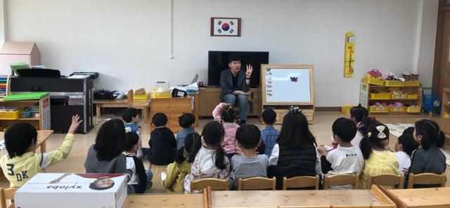 2019년 4월 19일 광주 방림유치원 교사 임정섭씨가 교실에서 아이들과 수업에 한창인 모습. 1986년 광주시교육청 개청 이래 첫 공립유치원 남자 교사인 임씨는 당시 본보와의 인터뷰에서 유치원 교사들은 아이들에게 엄마의 역할과 아빠의 역할 모두를 해야 하는 만큼 교직사회에 남자 교사들이 더 많아질 필요가 있다고 말했다. 임정섭씨 제공