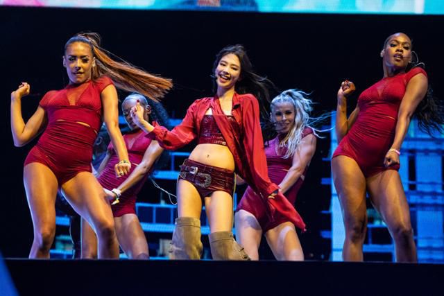 블랙핑크 제니(가운데)가 지난달 13일 미국 캘리포니아 인디오의 엠파이어 폴로 클럽에서 열린 '코첼라 밸리 뮤직 앤드 아츠 페스티벌'에 출연해 공연하고 있다. 인디오=AP 뉴시스