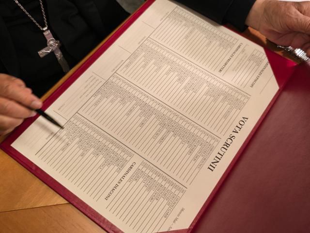 유흥식 추기경은 콘클라베 당시 투표권이 있는 추기경 133명의 이름이 적힌 종이가 추기경들에게 배포됐다면서 이를 기자들에게 공개했다. 바티칸=신은별 특파원