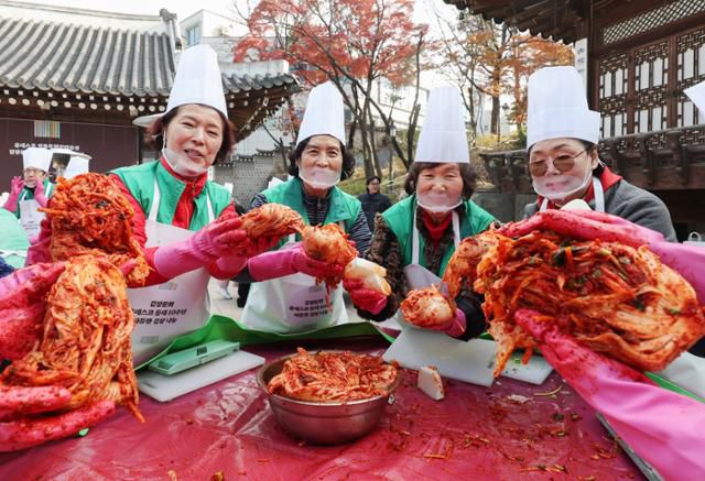 장수철 교수는 책에서 불을 사용하는 인류의 요리 문화는 신체 진화 못지않게 인간의 사회성 발달에 지대한 역할을 했다고 설명한다. 불을 지피고, 식재료를 다듬고, 조리도구와 식기를 만들어야 하는 요리 문화는 사람 간의 협동을 촉진했다. 특히 한국은 김장 문화, K바베큐 문화와 같이 음식을 함께 즐기는 문화가 여전히 강하다. 서울 중구청 부녀 봉사단 소속 회원들이 2023년 12월, 서울 중구 한국의집에서 열린 유네스코 인류무형유산 김장문화 등재 10주년 기념행사에서 직접 만든 김치를 들어 보이고 있다. 뉴스1