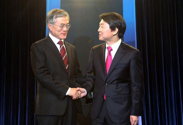 2012년 11월 21일 문재인(왼쪽) 민주통합당 대선 후보와 안철수 무소속 대선 후보가 서울 용산구 효창동 백범기념관에서 열린 대선 후보 단일화 TV토론에 앞서 악수하고 있다. 연합뉴스