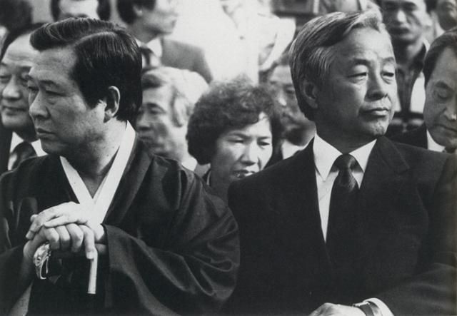 1987년 10월 27일 고려대 시국토론회에서 만난 김대중(앞줄 왼쪽)·김영삼(오른쪽) 후보가 굳은 표정으로 서로 반대쪽을 응시하고 있다. 이때의 분열로 두 사람의 관계는 서로 쳐다보지도 않을 정도로 벌어졌다. 연합뉴스