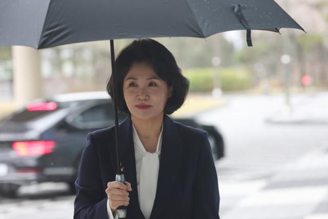 공직선거법 위반 혐의로 1심에서 벌금형을 선고받은 이재명 더불어민주당 대선후보 배우자 김혜경 씨가 4월 14일 오후 경기 수원시 영통구 수원고법에서 열린 항소심 공판에 출석하고 있다. 수원=뉴스1