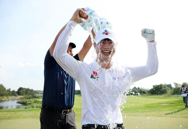 통산 2승에 성공한 배용준이 축하 물 세례를 받고 있다. KPGA 제공