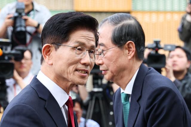 김문수(왼쪽) 국민의힘 대통령 후보와 한덕수 무소속 대선 예비후보가 8일 서울 여의도 국회의사당 내 카페에서 단일화 관련 회동을 마치고 인사하고 있다. 뉴스1