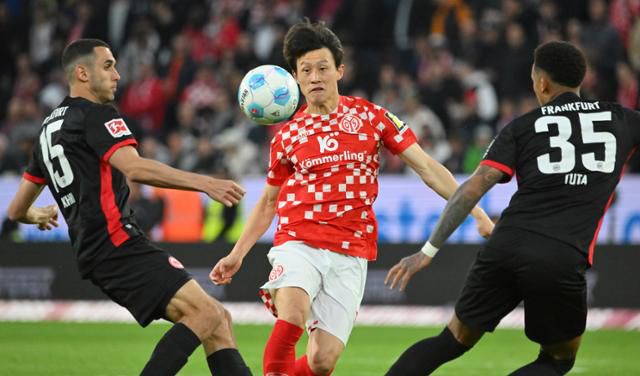 마인츠의 이재성이 5일 독일 마인츠의 메바 아레나에서 열린 2024~25시즌 독일 분데스리가 32라운드 프랑크푸르트와 경기에서 공을 다투고 있다. 마인츠=AP 뉴시스