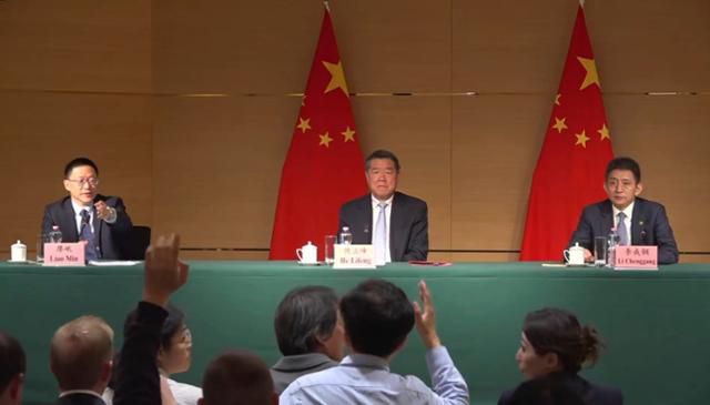 랴오민(정면 왼쪽) 중국 재정부 부부장(차관)이 11일 미국과의 고위급 무역 회담을 마친 뒤 스위스 제네바 주재 세계무역기구(WTO) 중국 공관에서 열린 기자회견에 참석해 질문하는 취재진을 지목하고 있다. 가운데는 허리펑 국무원 부총리, 오른쪽은 리청강 상무부 부부장. 제네바=AP 연합뉴스