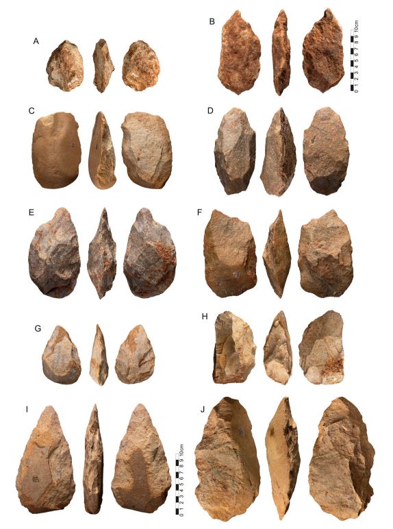 그란 돌리나 동굴에서 출토된 아슐리안 주먹도끼들.