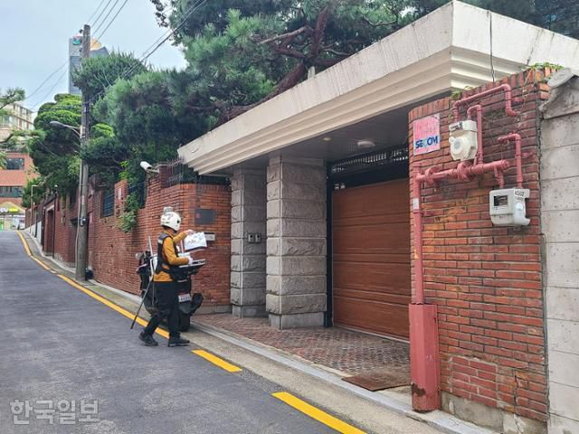 2022년 9월 건진법사 전성배씨 법당이 있는 서울 강남구 주택에 한 배달원이 서 있다. 조소진 기자