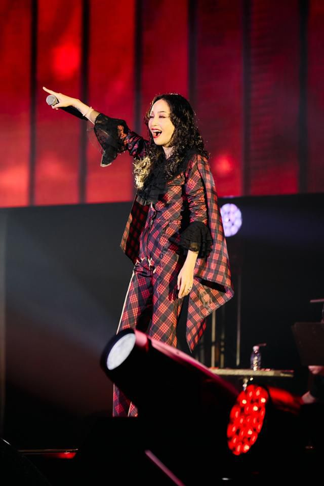 일본 가수 나카시마 미카가 11일 서울 성북구 고려대 화정체육관에서 공연하고 있다. 유진엔터테인먼트 제공