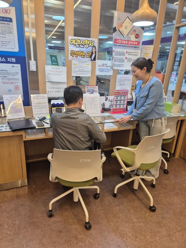 카자흐스탄 출신 고려인 3세인 자누르(오른쪽)가 12일 여권 발급을 위해 충북 제천시청을 찾은 민원인을 안내하고 있다. 제천시 제공