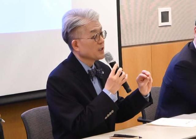 12일 서울 여의도 FKI타워에서 열린 '혁신신약 시대, 치료 기회 확대를 위한 정책 방향 포럼'에 토론 좌장을 맡은 이형기 서울대 의대 임상약리학교실 교수가 발언하고 있다. 최주연 기자