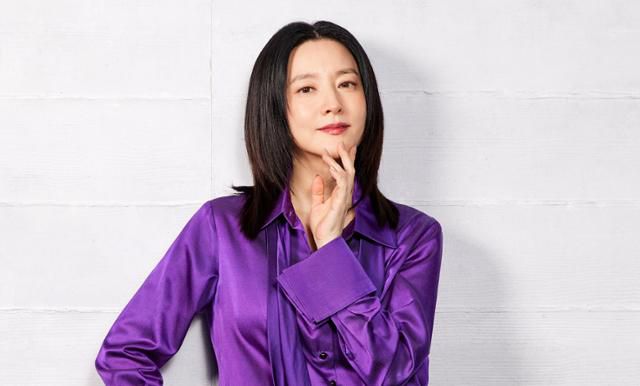 연극 '헤다 가블러'에 출연 중인 배우 이영애는 13일 강서구 LG아트센터 서울에서 열린 기자간담회에서 조금씩 새로운 모습을 계속 보여드리기 위해 노력하고 있다면서 끝까지 지켜봐 주셨으면 한다고 말했다. LG아트센터 제공