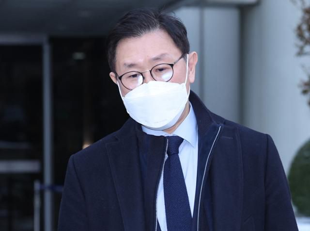 김형준 전 부장검사가 지난해 1월 10일 서울 서초구 서울중앙지법에서 열린 뇌물 사건 2심 선고 공판에서 무죄를 선고 받은 뒤 법원을 나서고 있다. 뉴시스