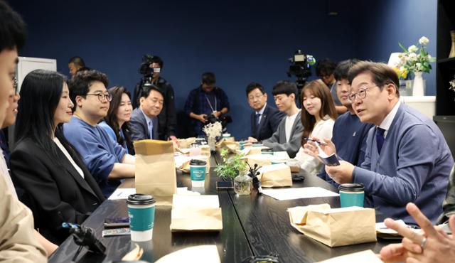 이재명(오른쪽 맨 앞) 더불어민주당 대선 후보가 제21대 대통령선거 공식 선거운동이 시작된 12일 경기 성남시 분당구 판교역 인근 미팅룸에서 열린 'K-혁신' 브라운백 미팅에서 IT 개발자들과 대화하고 있다. 고영권 기자