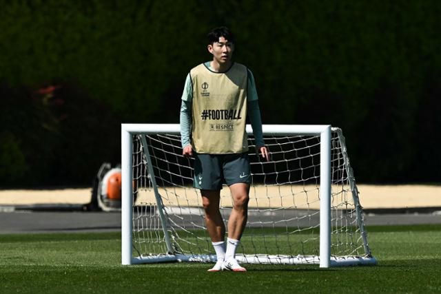 손흥민이 12일 영국 런던의 토트넘 홋스퍼 트레이닝 그라운드에서 열린 미디어 오픈 데이 행사에 참여해 훈련을 받고 있다. 런던=AFP 연합뉴스손흥민이 12일 영국 런던의 토트넘 홋스퍼 트레이닝 그라운드에서 열린 미디어 오픈 데이 행사에 참여해 훈련을 받고 있다. 런던=AFP 연합뉴스