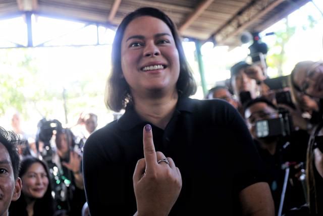 새라 두테르테 필리핀 부통령이 중간선거가 치러진 12일 남부 민다나오섬 다바오시의 투표소에서 선거를 마친 뒤 손가락에 묻은 잉크를 보여주고 있다. 다바오=AP 연합뉴스