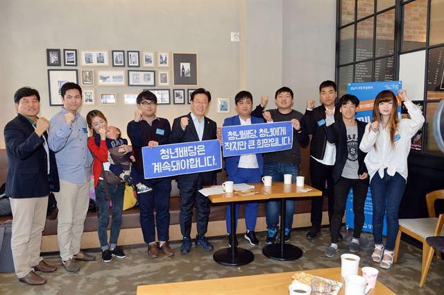 이재명 더불어민주당 대선 후보가 성남시장이었던 2016년 10월 한 카페에서 청년배당을 성남사랑상품권으로 받은 청년들과 기념촬영을 하고 있다. 성남시 제공